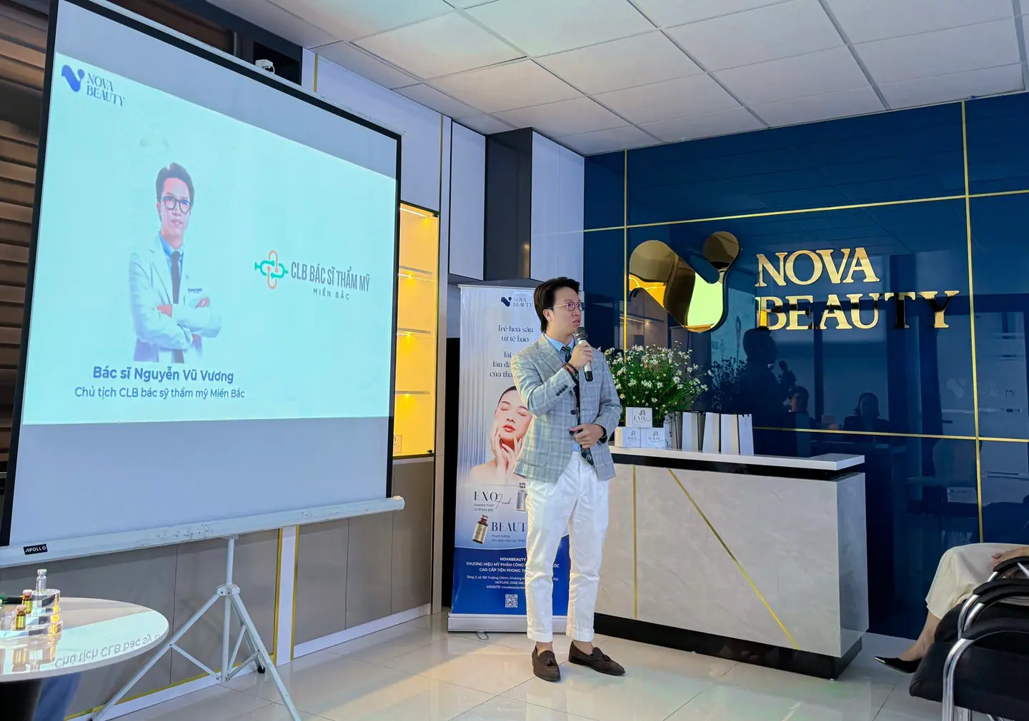 Bác sỹ Nguyễn Vũ Vương (chủ tịch CLB bác sĩ thẩm mỹ miền bắc) cũng đã lên sân khấu phát biểu khai mạc chương trình