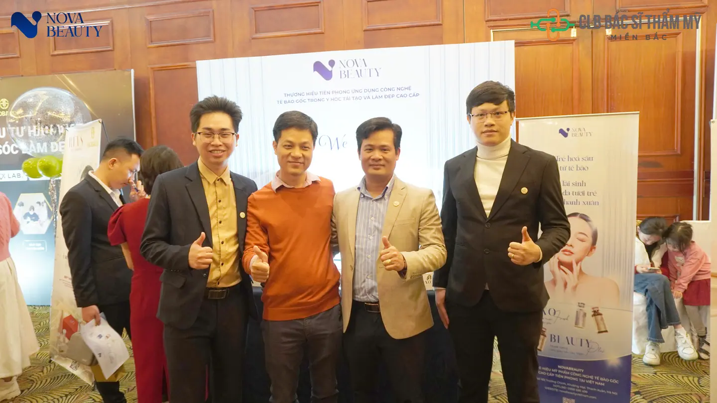 BS Đỗ Trọng Huy (ngoài cùng bên trái) và BS Lê Mạnh Hùng (thứ 2 từ bên phải sang) đồng hành cùng NovaBeauty trong sự kiện lần này